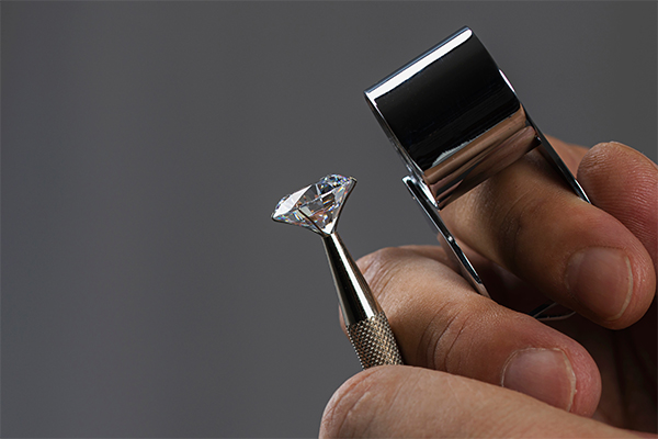 How to Choose Diamond Dealers for Your Precious Gems